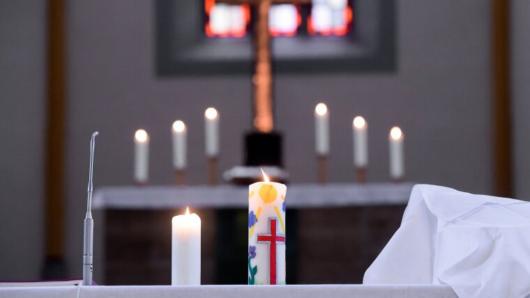 Altar mit Altarkreuz und Kerzen