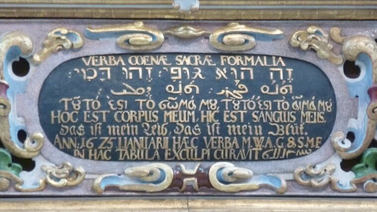 Inschrift auf dem Altar der Erfurter Kaufmannskirche: Die Einsetzungsworte in fünf Sprachen