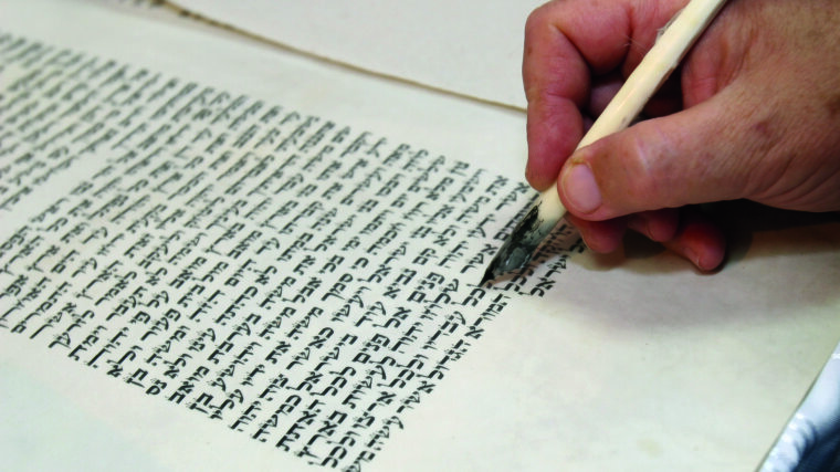 handgeschriebener Tora in hebräischer Quadratschrift