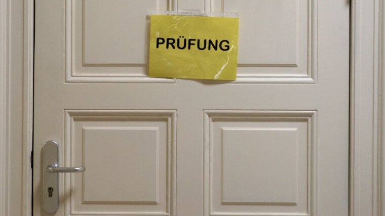 Zimmertür mit Schild "Prüfung"