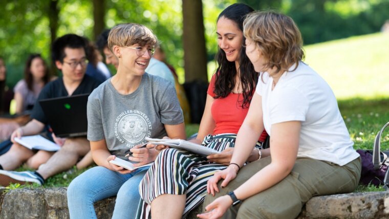 Studierende am Campus