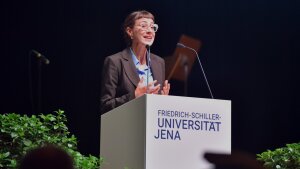 Jun.-Prof. Dr. Sarah Jäger am Rednerpult des Volkshauses